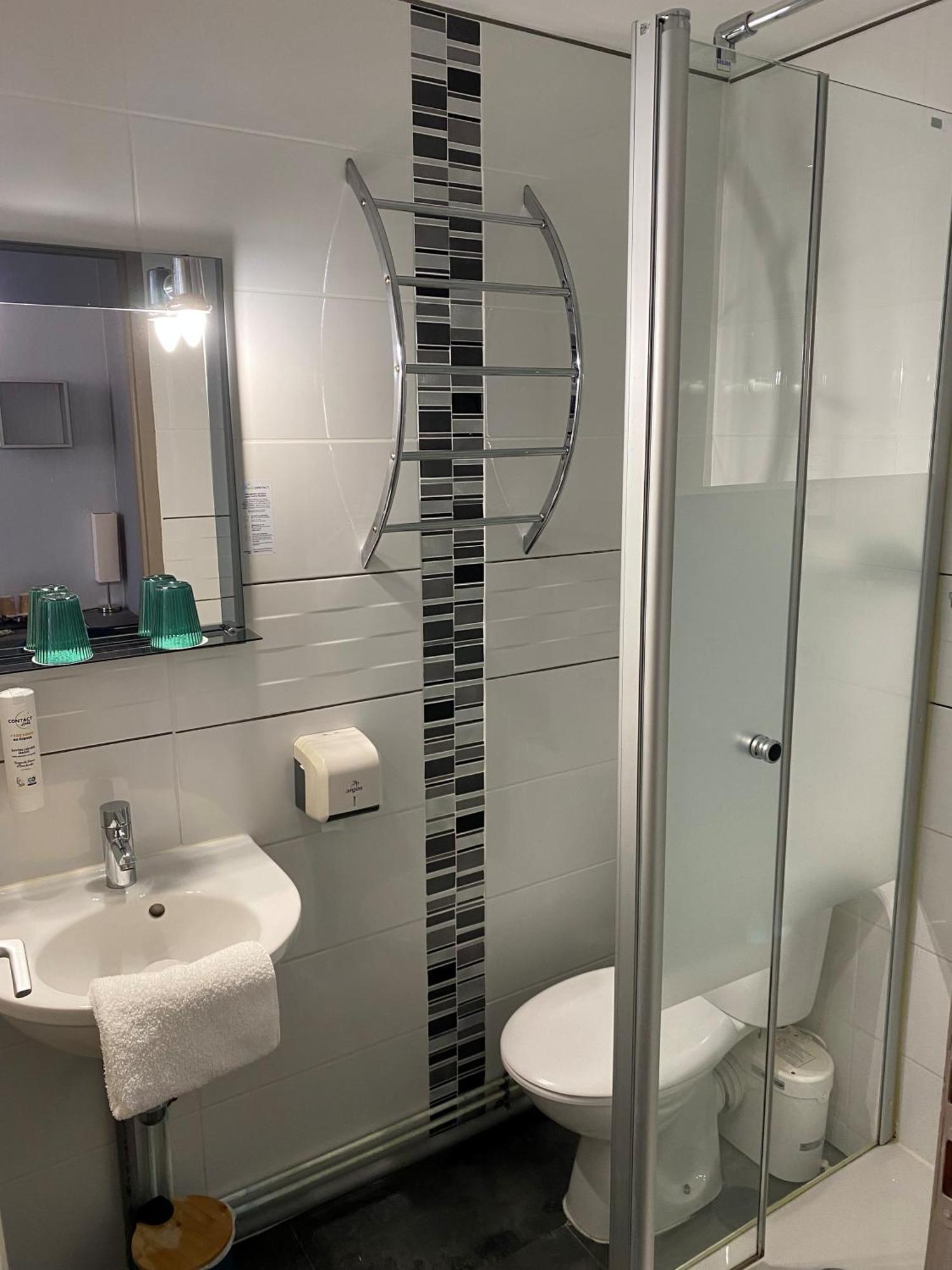 Deluxe Double Room Shower