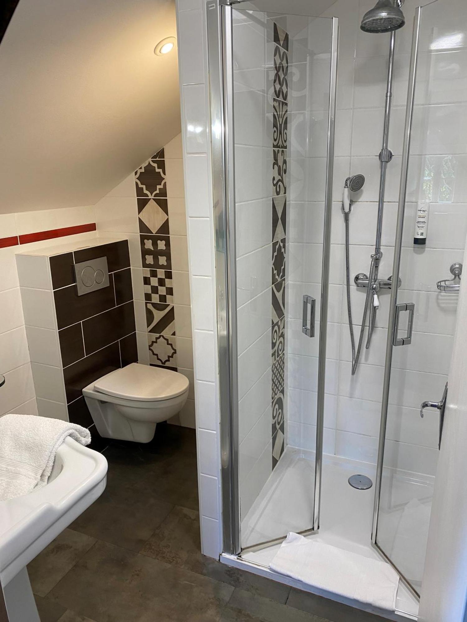 Deluxe Double Room Shower