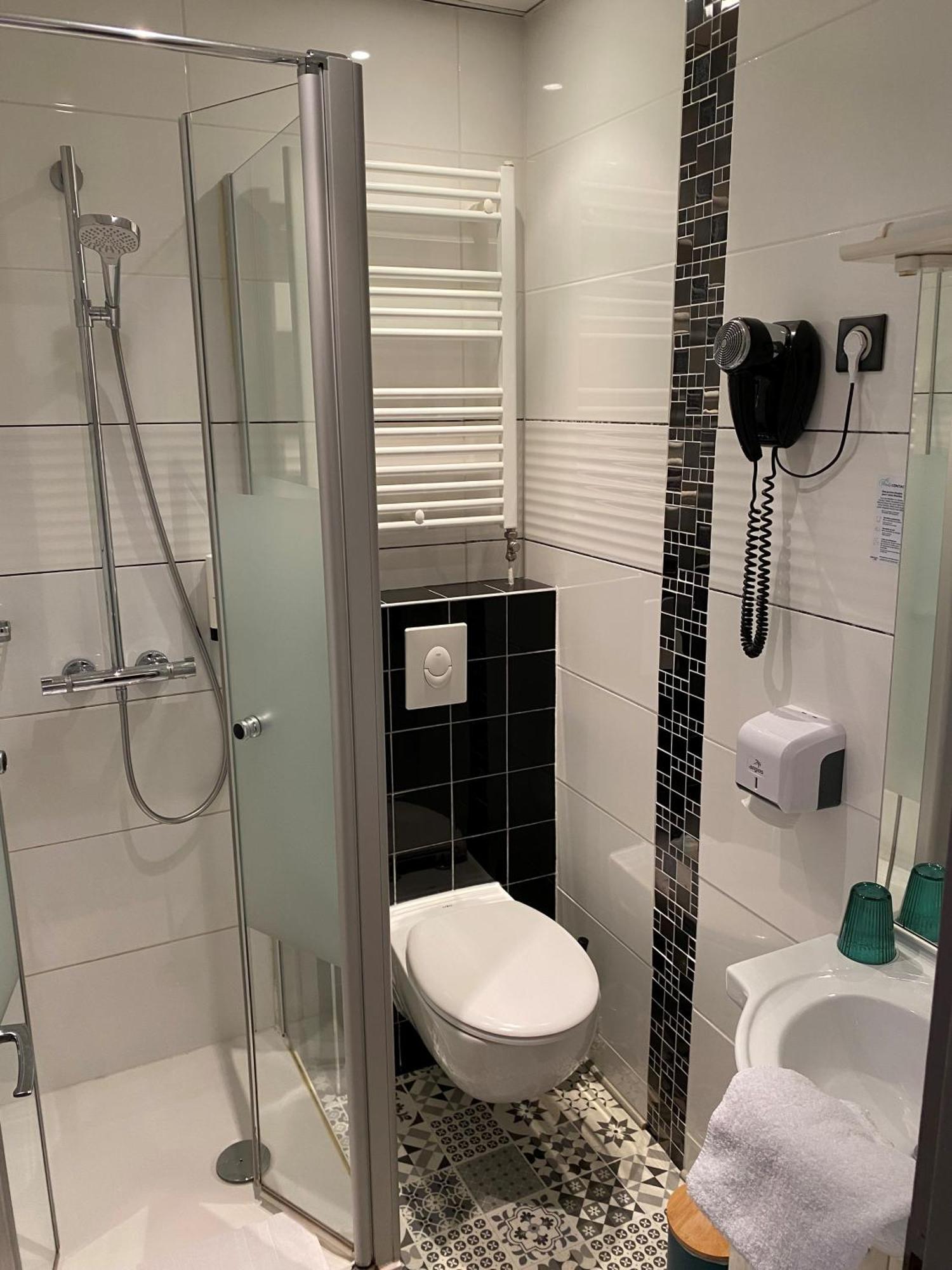 Deluxe Double Room Shower