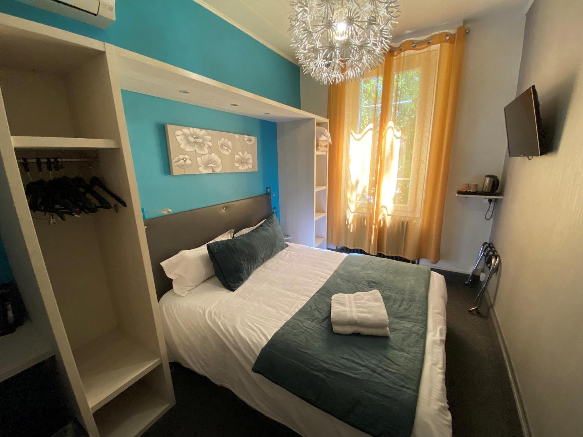 Deluxe Double Room Shower
