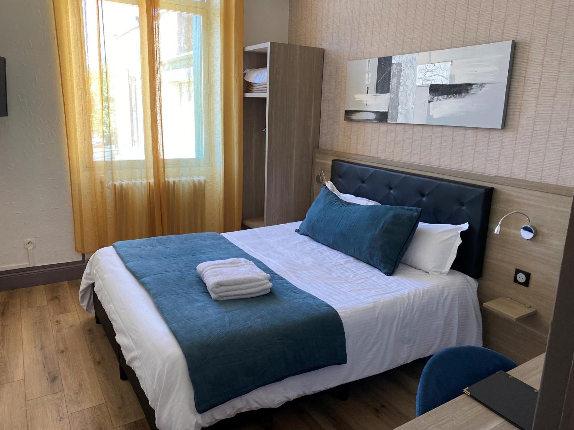 Deluxe Double Room Shower