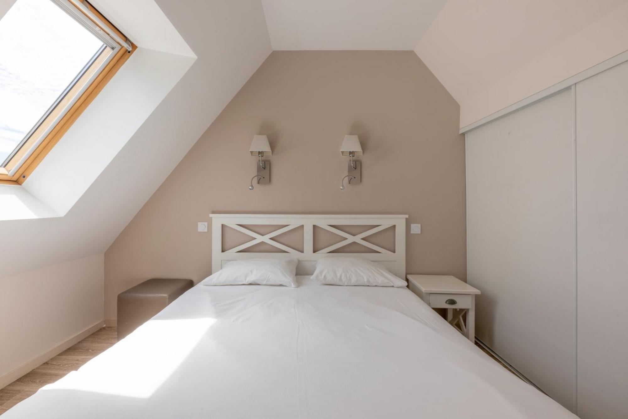 Two-Bedroom Apartment Balcony,1690959002:JPEG