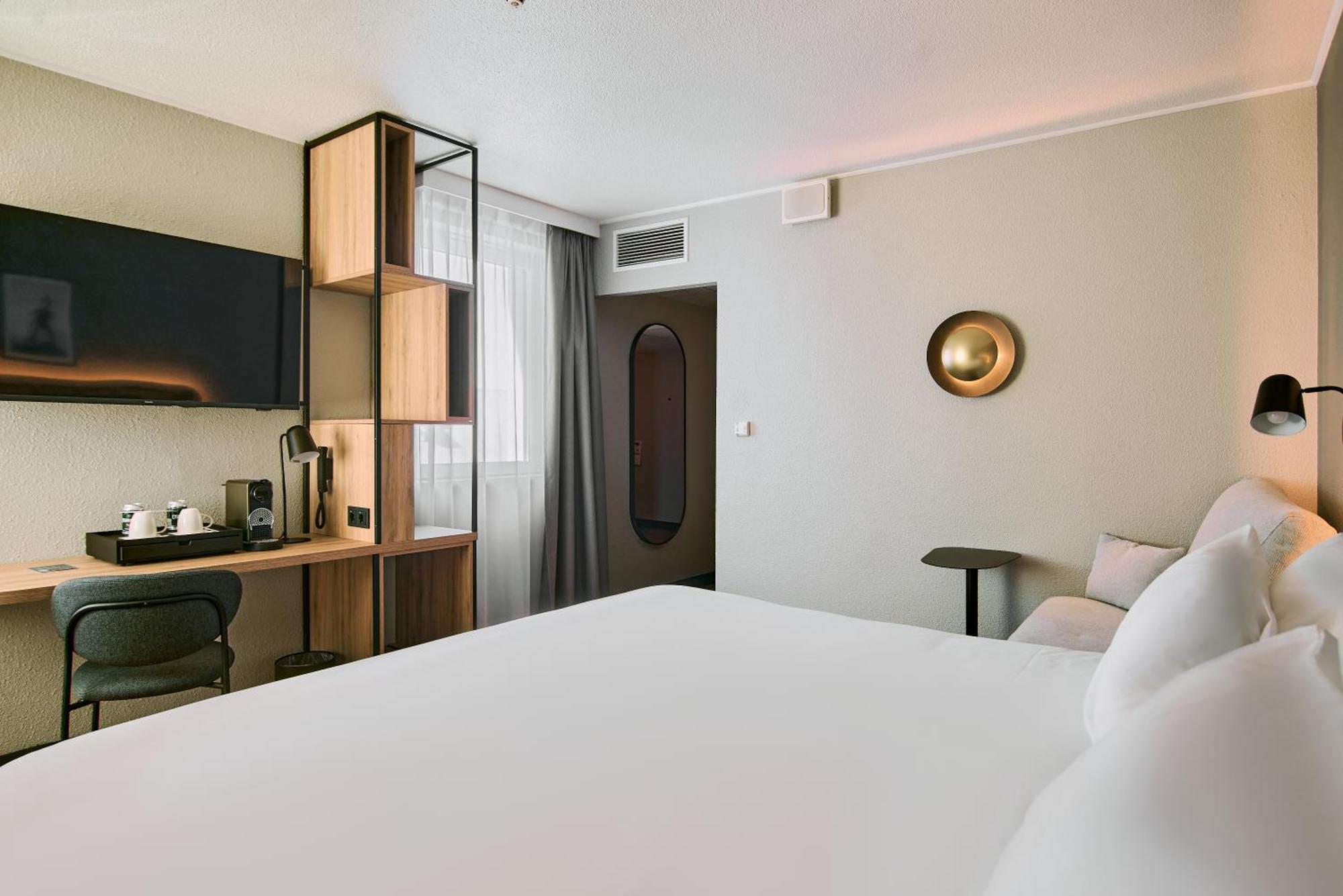 Superior Room 1 King Bed