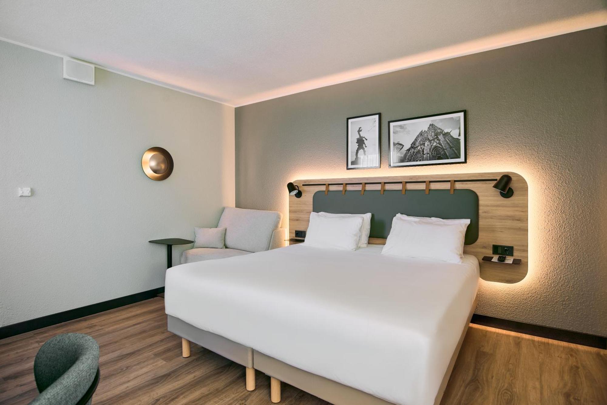 Superior Room 1 King Bed
