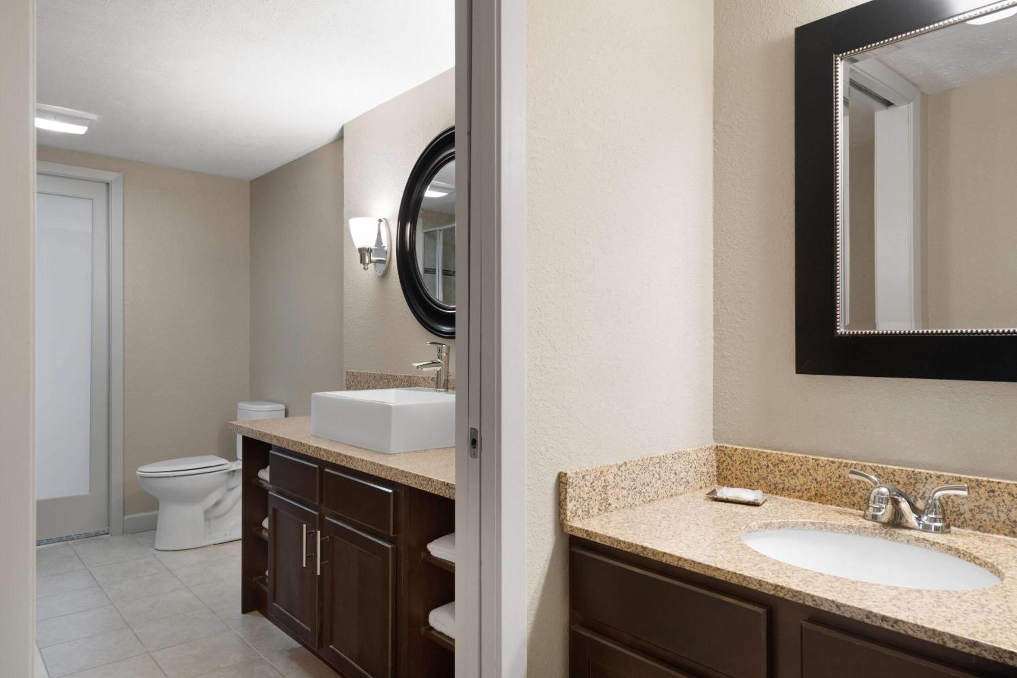 One-Bedroom Luxury King Suite Non-Smoking