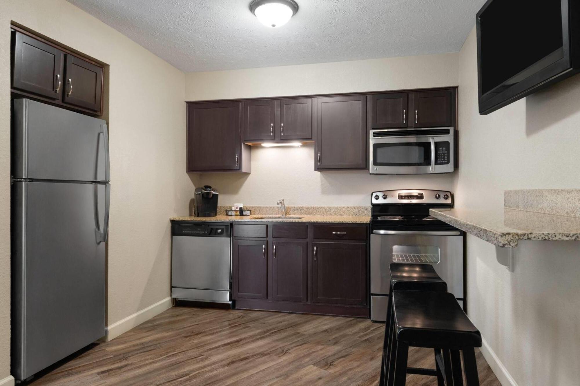 One-Bedroom Luxury King Suite Non-Smoking