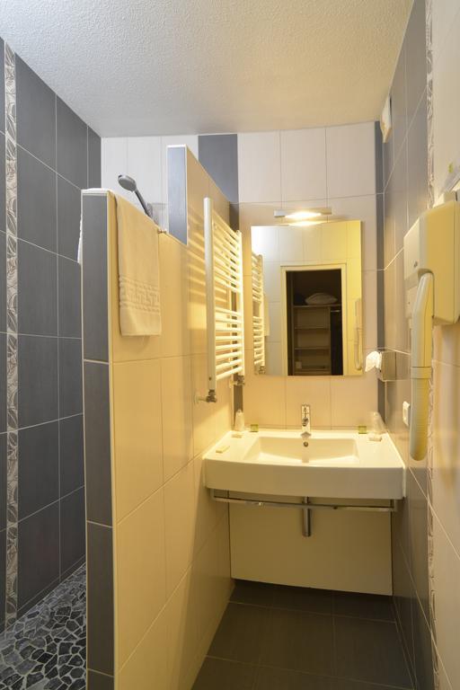 Quintuple Room