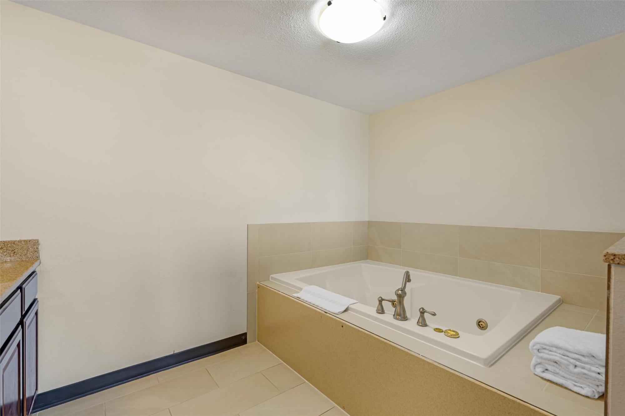 Executive King Suite with Queen Sofa Bed, Spa Bath and Wet Bar - Non-Smoking