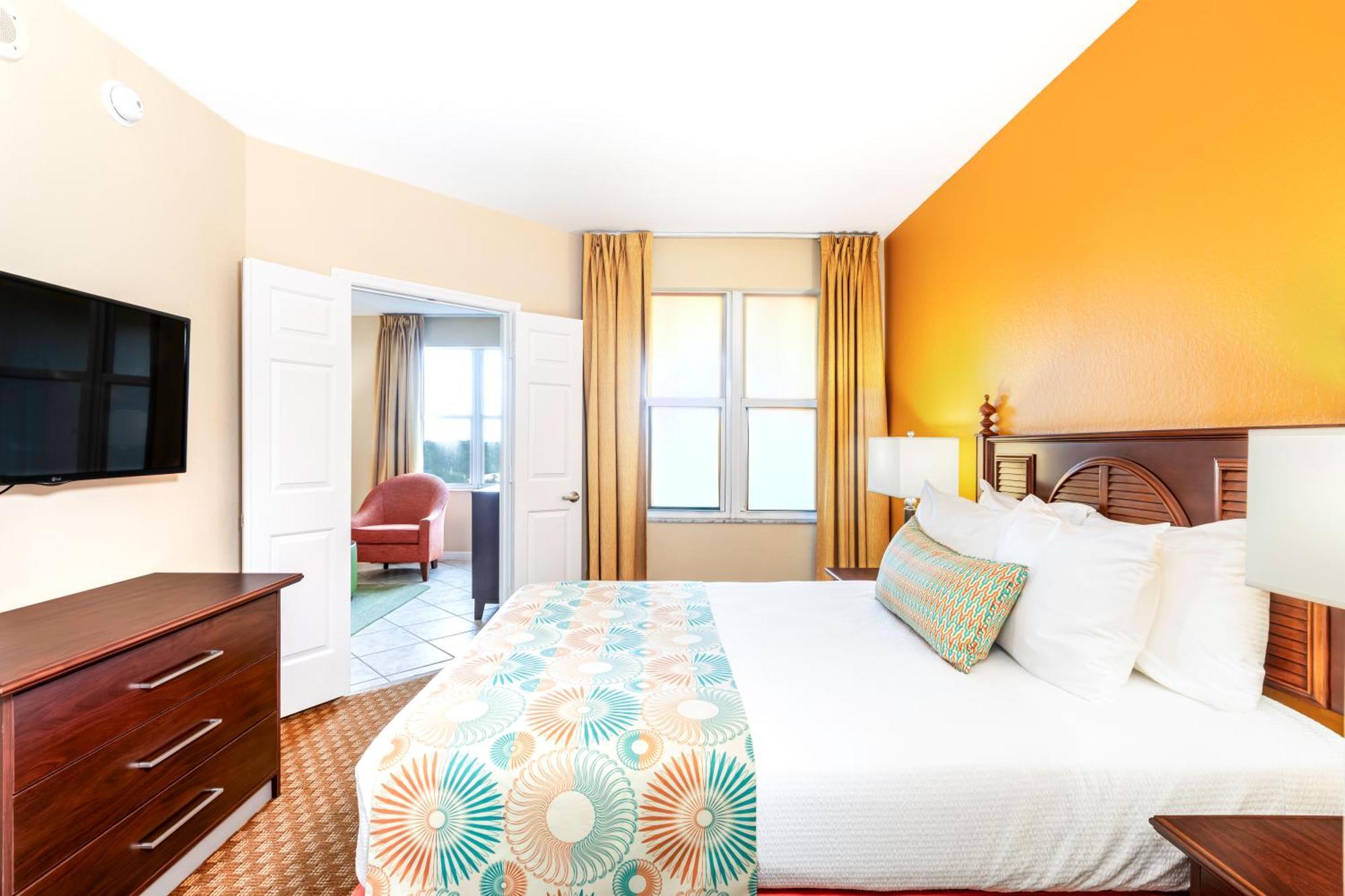 Queen Suite Pool View
