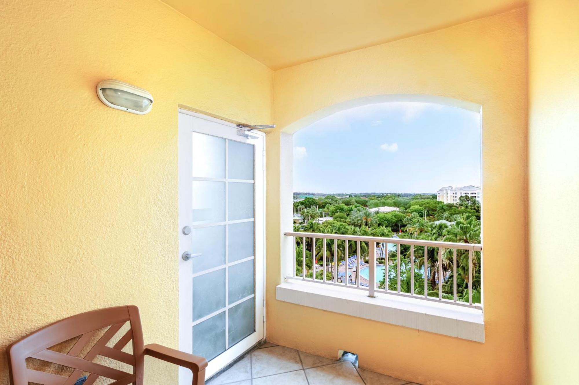 Queen Suite Pool View