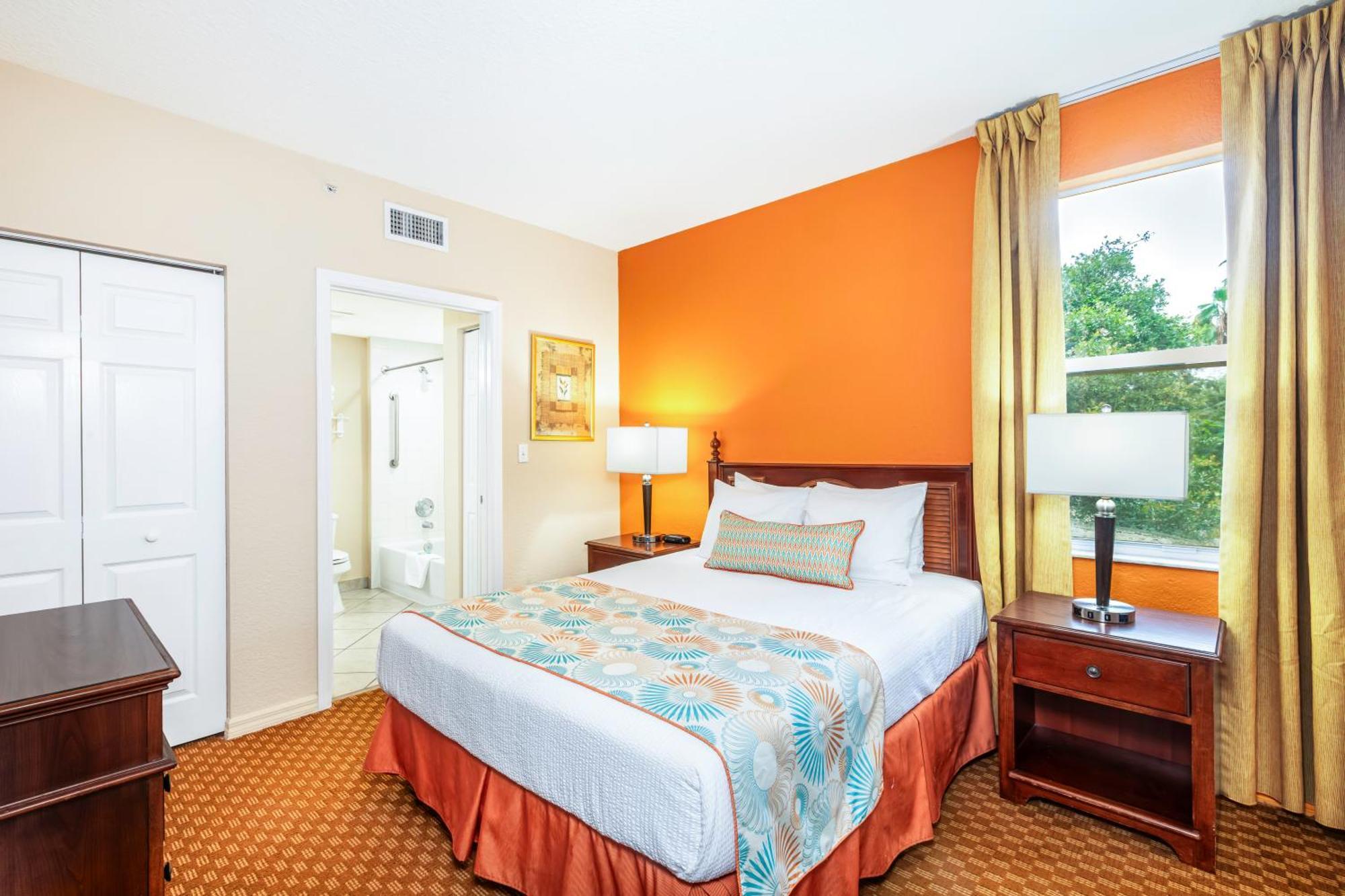 Deluxe One-Bedroom Queen Suite