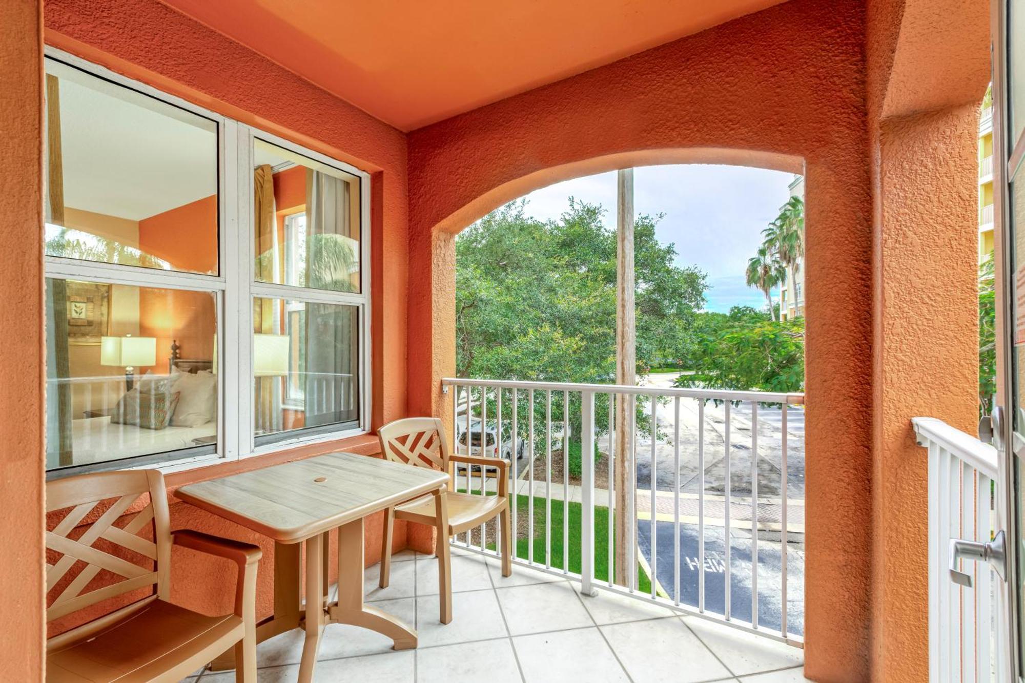 Deluxe One-Bedroom Queen Suite