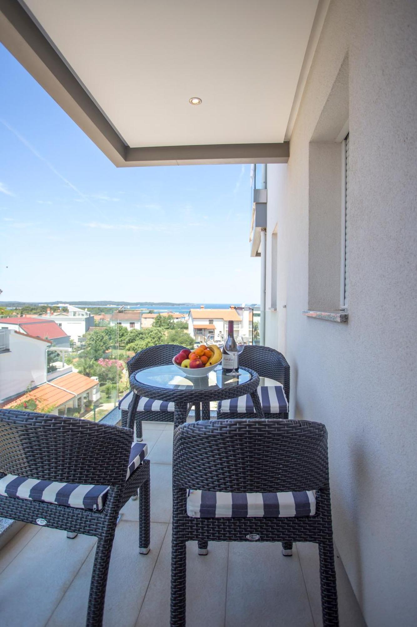 One-Bedroom Apartment Sea View