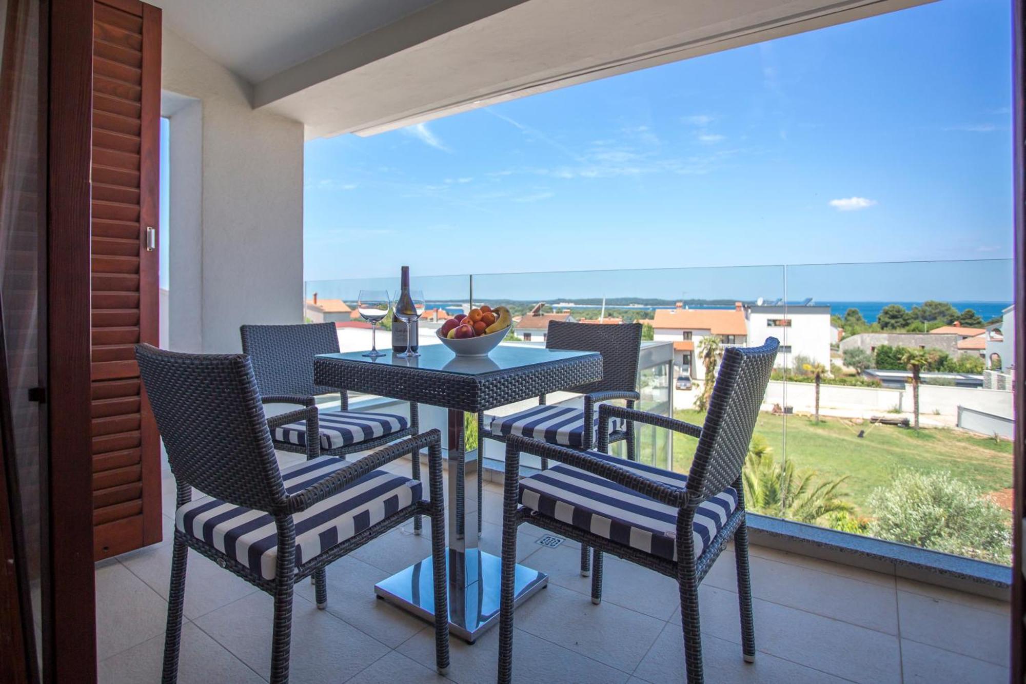 One-Bedroom Apartment Sea View