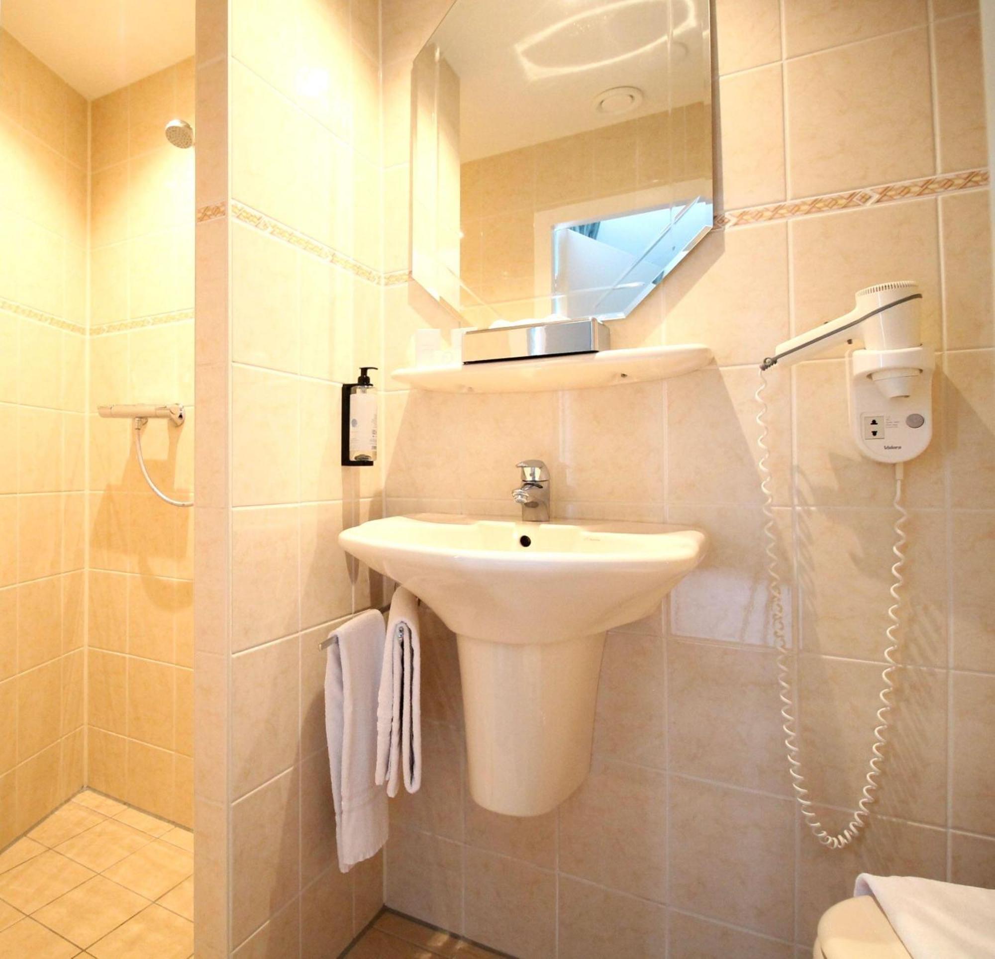 Single Room Walk Shower Non-Smoking