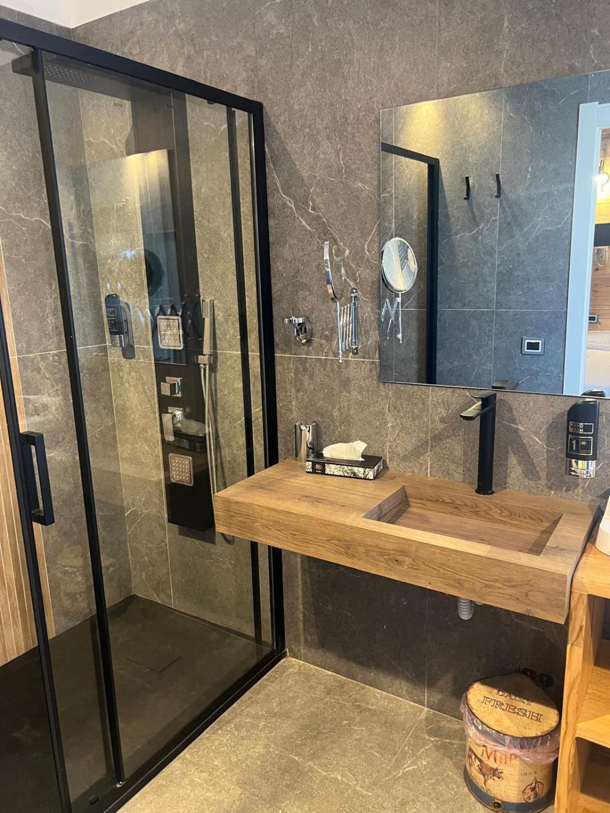 Queen Suite Spa Bath