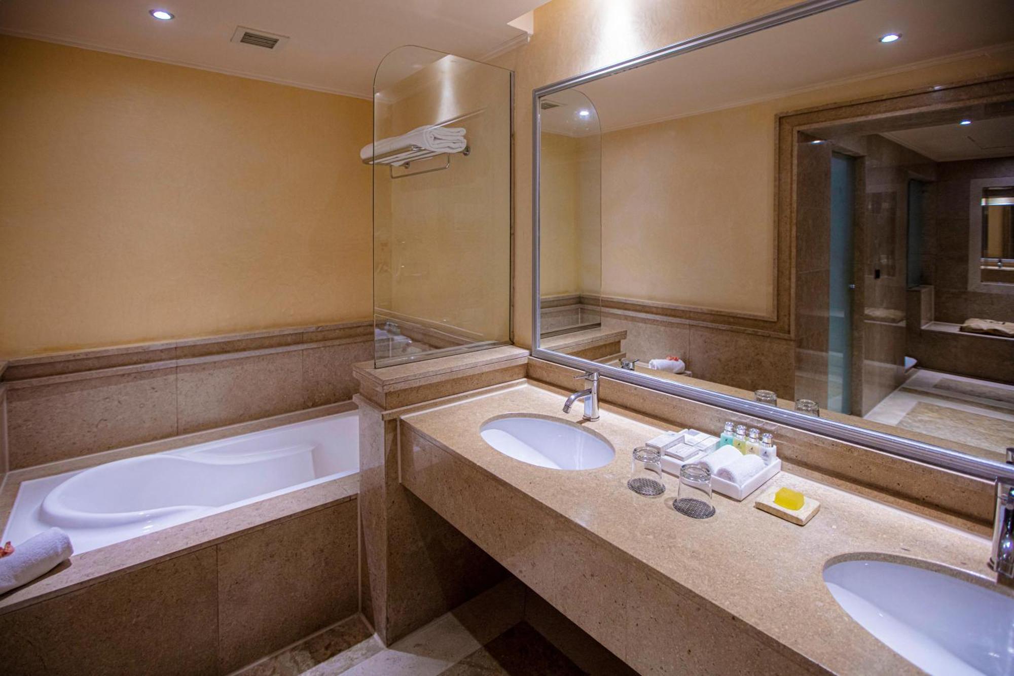 Royal Suite Queen Bed Private Pool