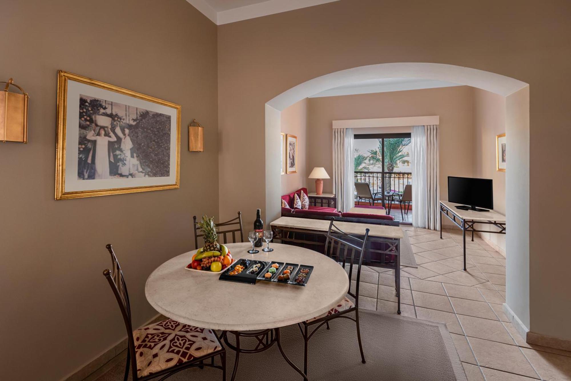 One-Bedroom Apartment Twin beds Garden View