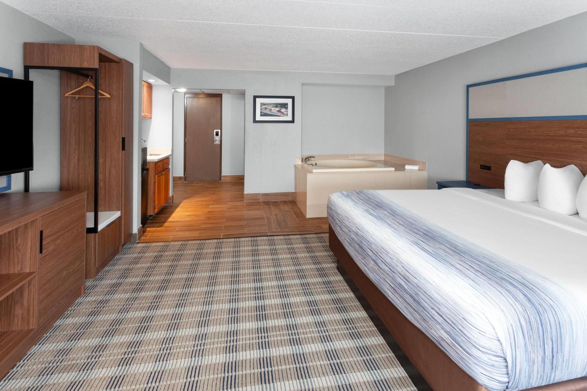 King Suite Jetted Tub Non-Smoking