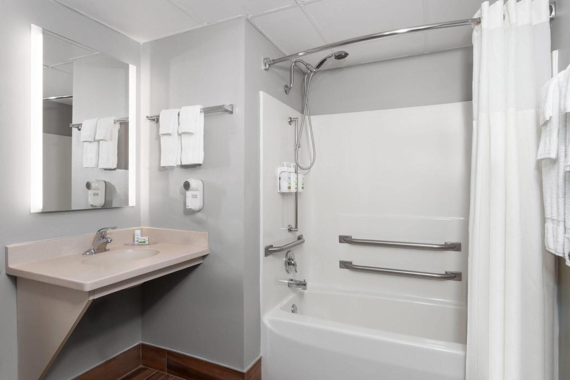 Queen Room Two Queen Beds Mobility Access Bathtub Grab Bars Non-Smoking