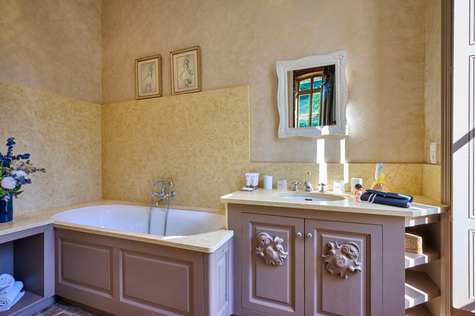 Marie-Antoinette Suite,1695321848:JPEG