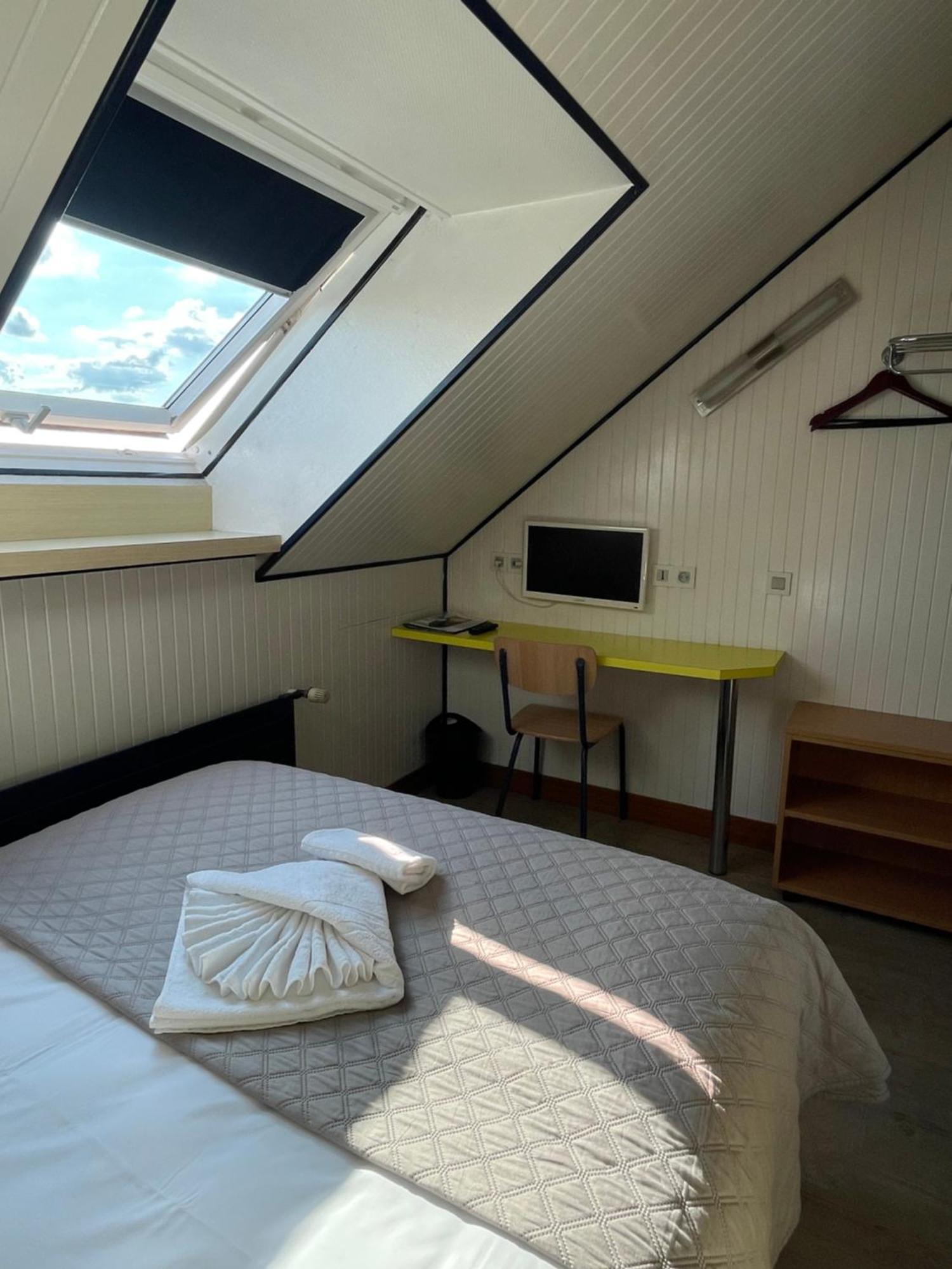 Economic Double Room shower or bathtub