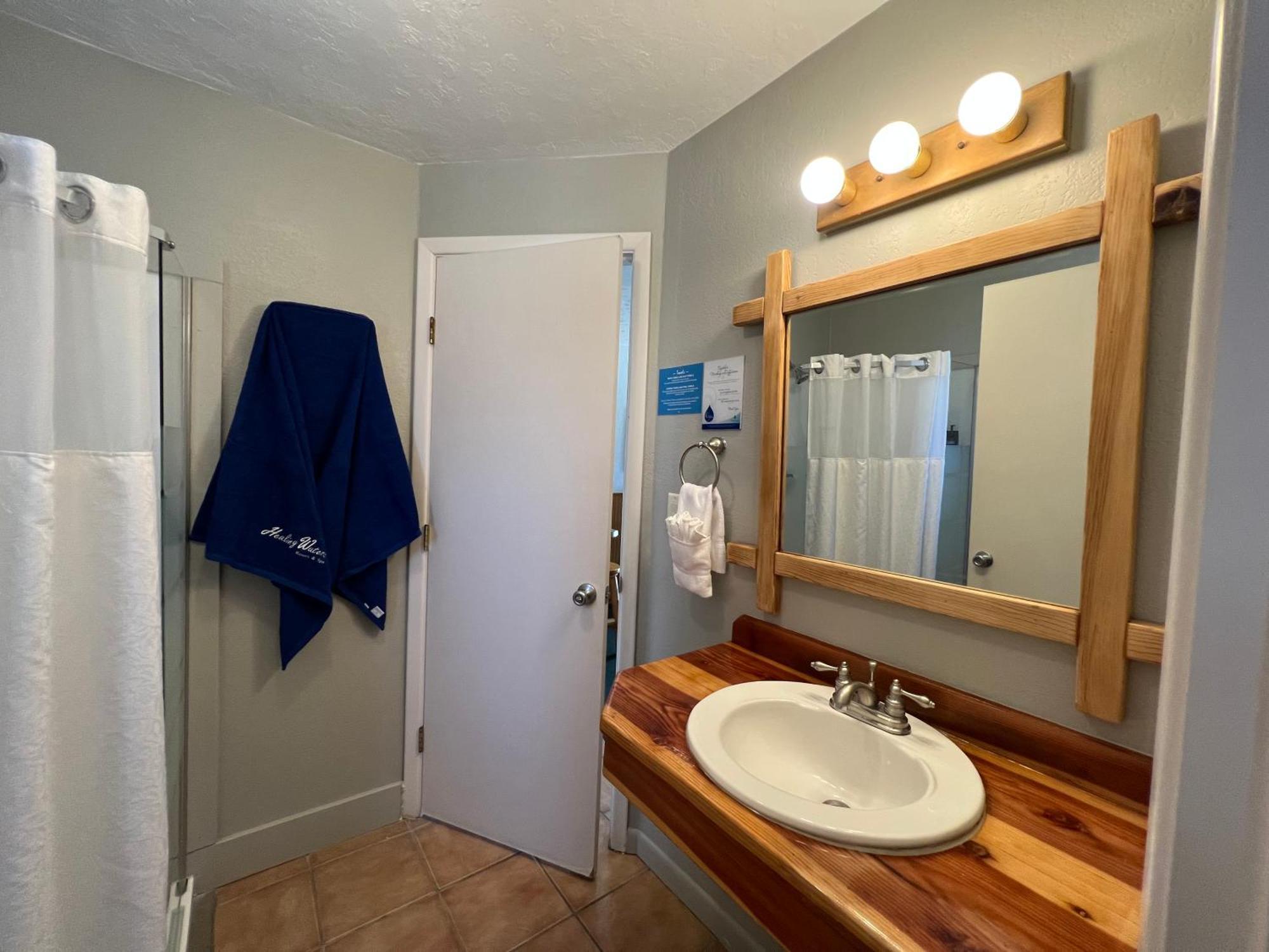 One-Bedroom Queen Suite,1695749708:JPEG