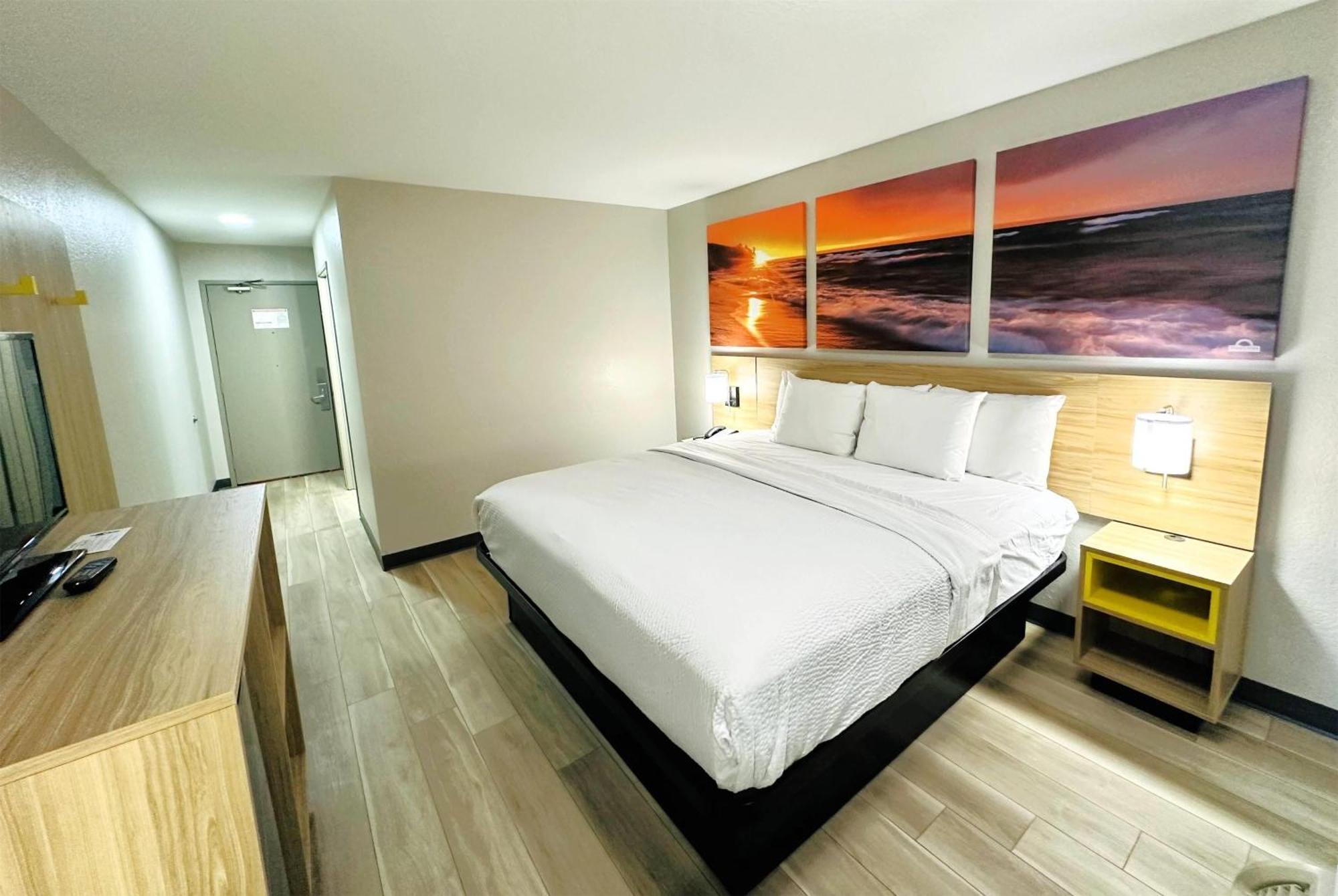 King Room Bath Tub Mobility Accessible or Non-Smoking