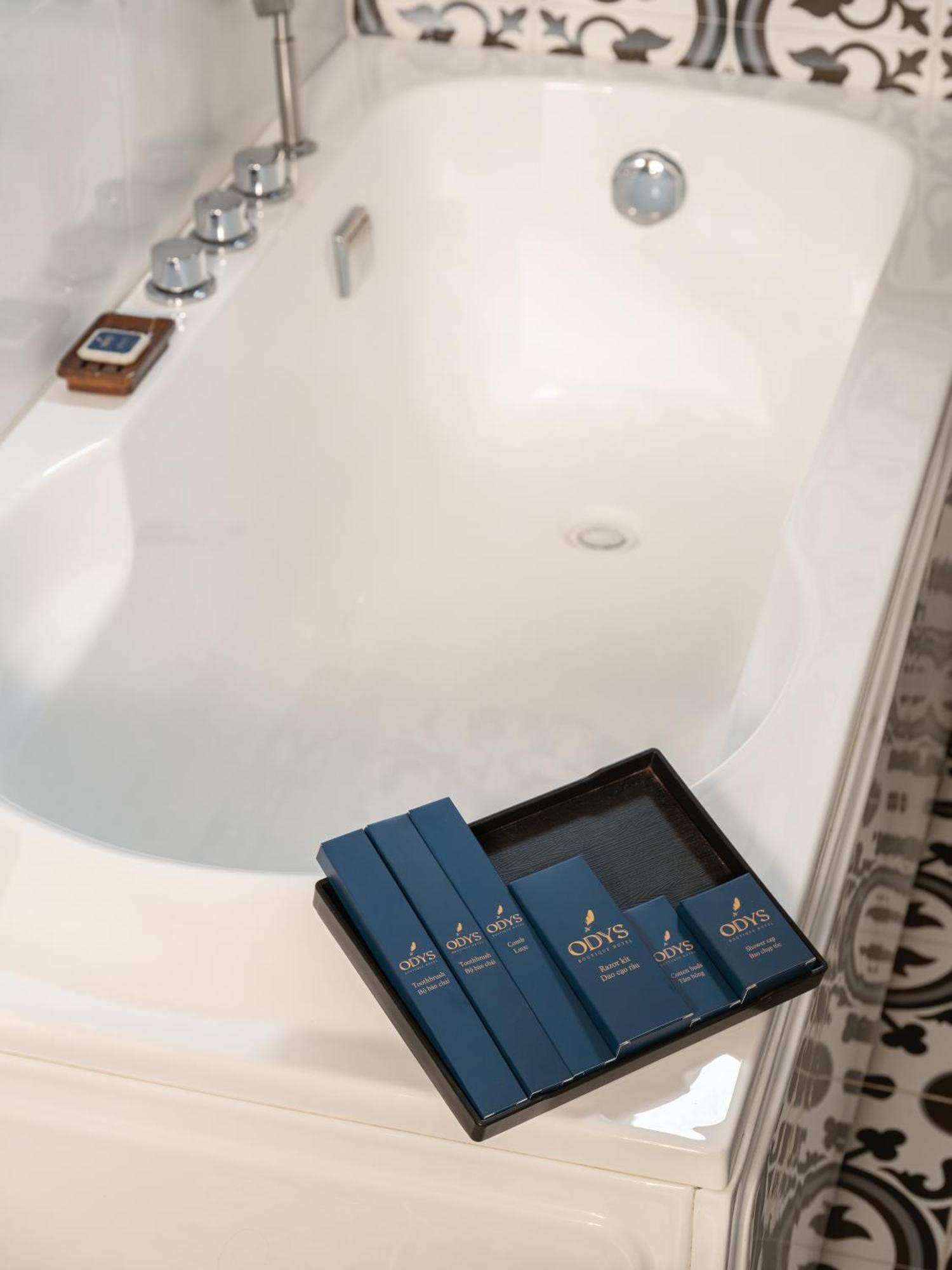 Deluxe Double Room Daily Minibar & 1 time Afternoon Tea,1695755754:JPEG