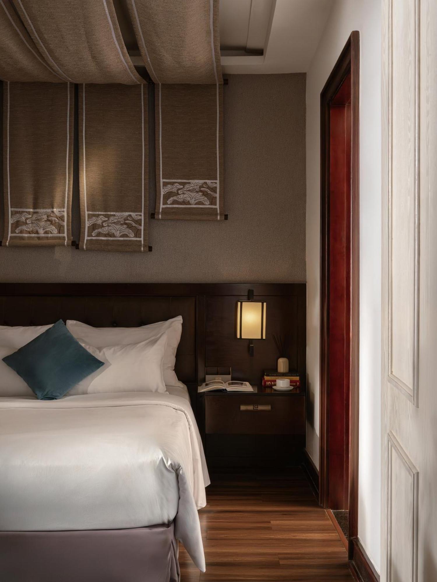 Superior Double Room No Window Daily Minibar & 1 time Afternoon Tea,1695755651:JPEG