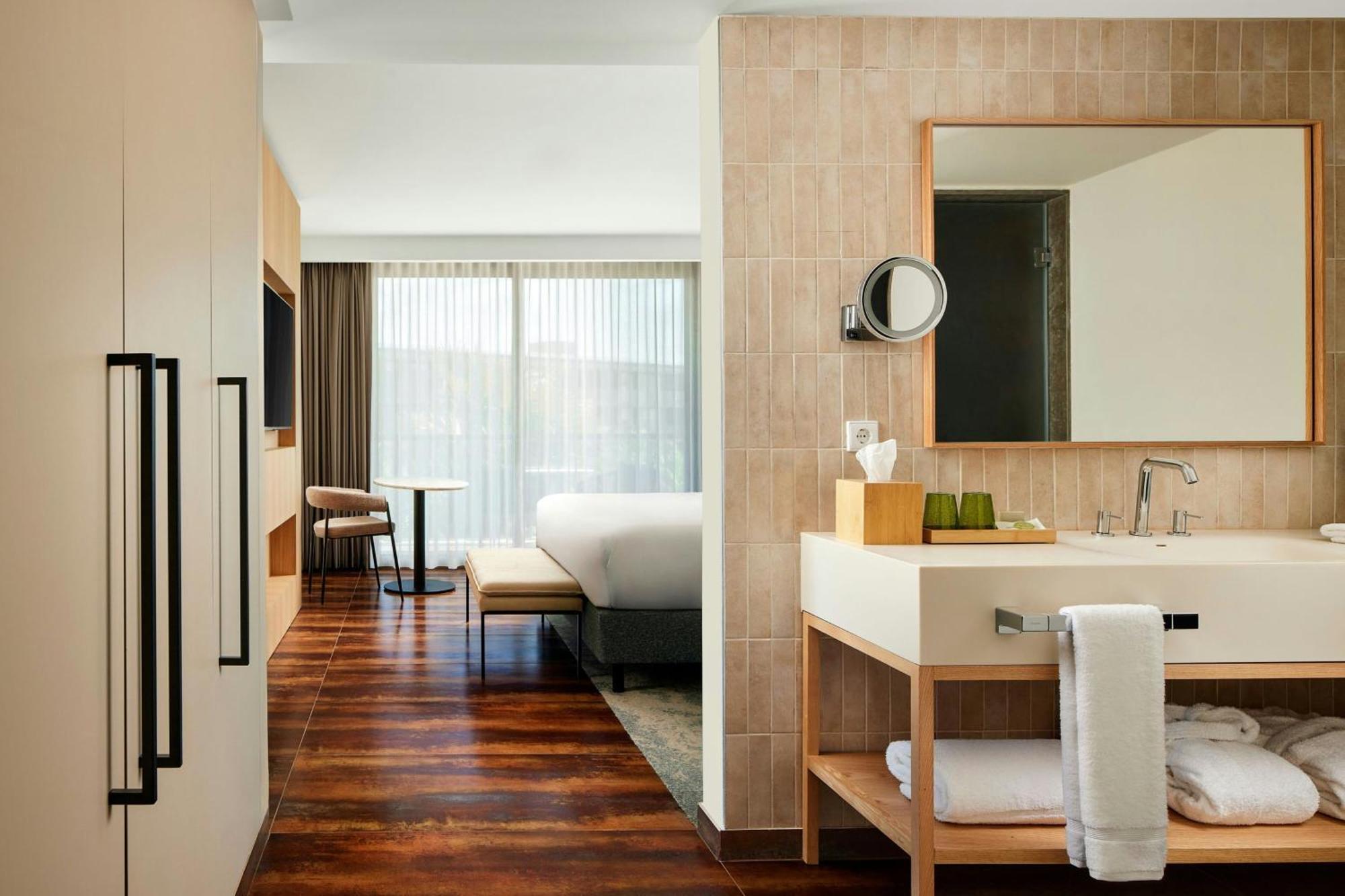 One-Bedroom King Suite Sofa Bed Balcony Resort View Club Lounge Access