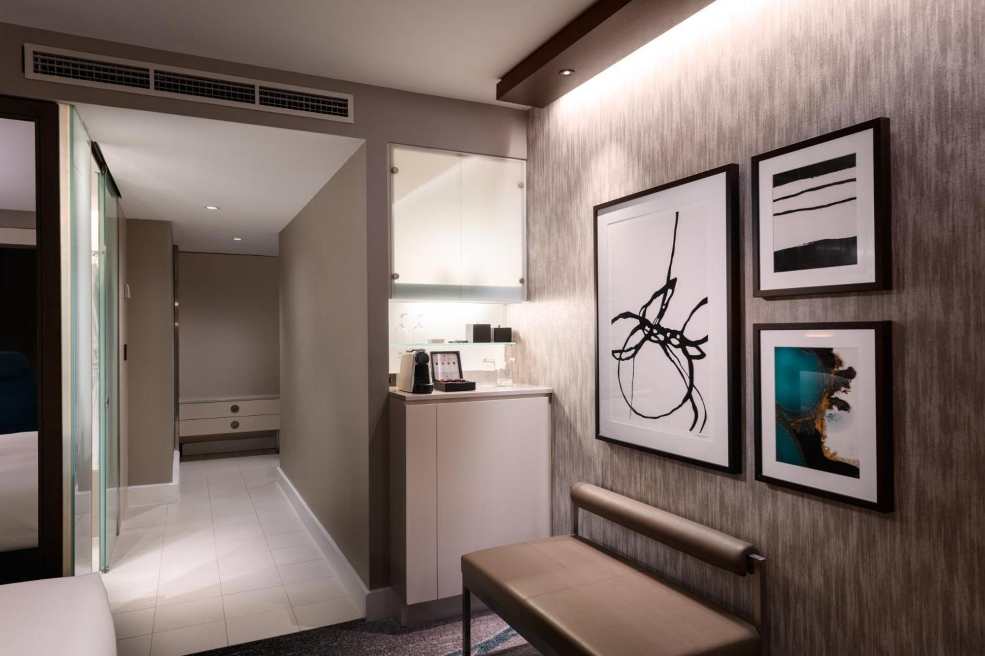 Deluxe Corner King Room