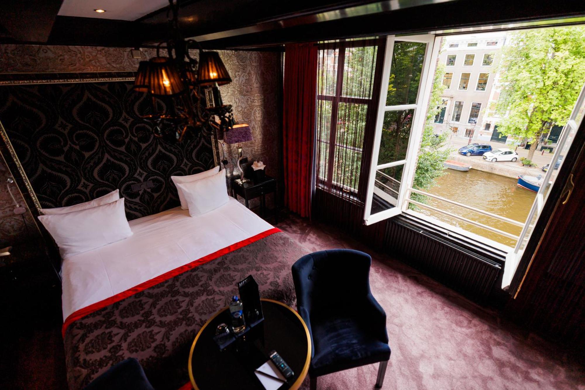 Deluxe Room Canal View Spa Bath