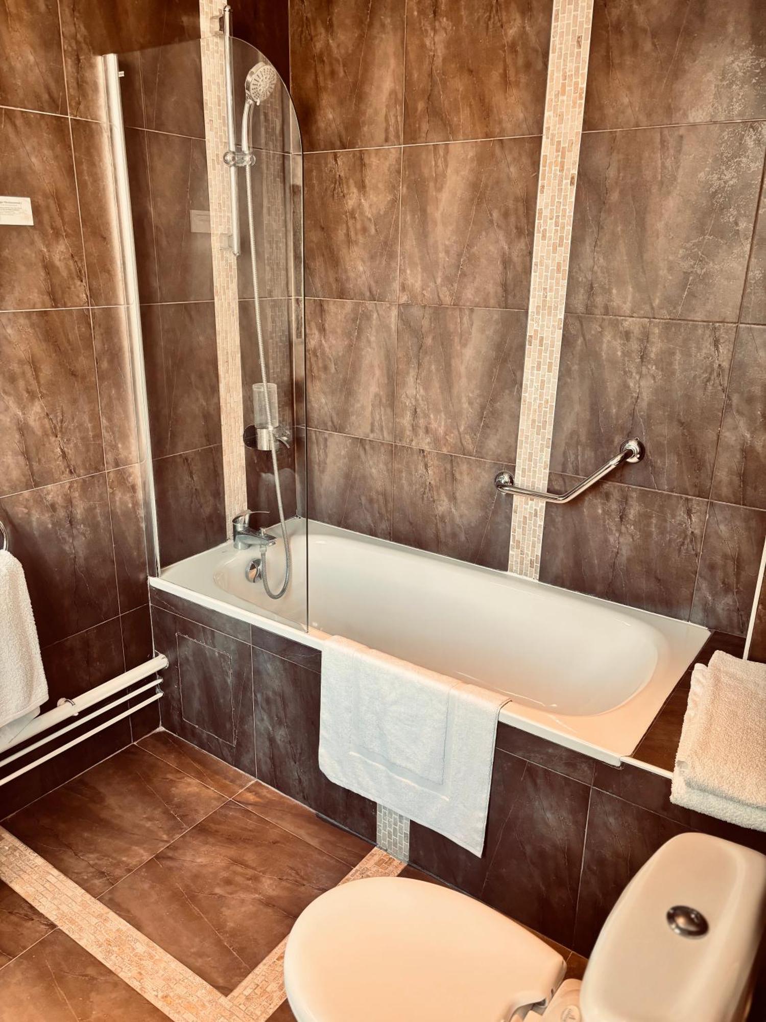 Superior Room Bath,1697099574:JPEG