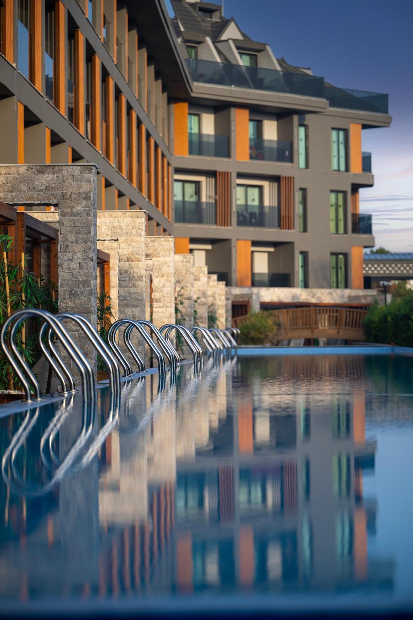 Swim-up Room Land View