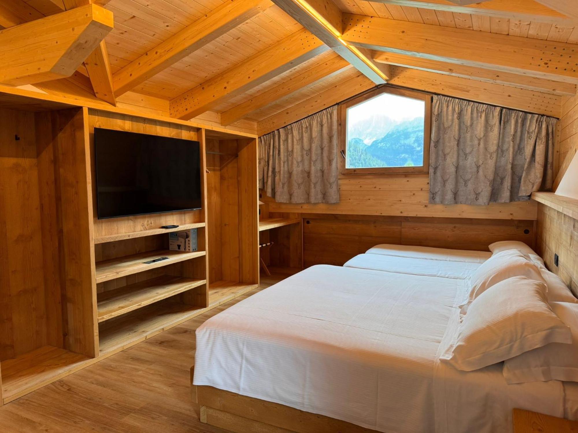 Superior Quadruple Room,1697225143:JPEG