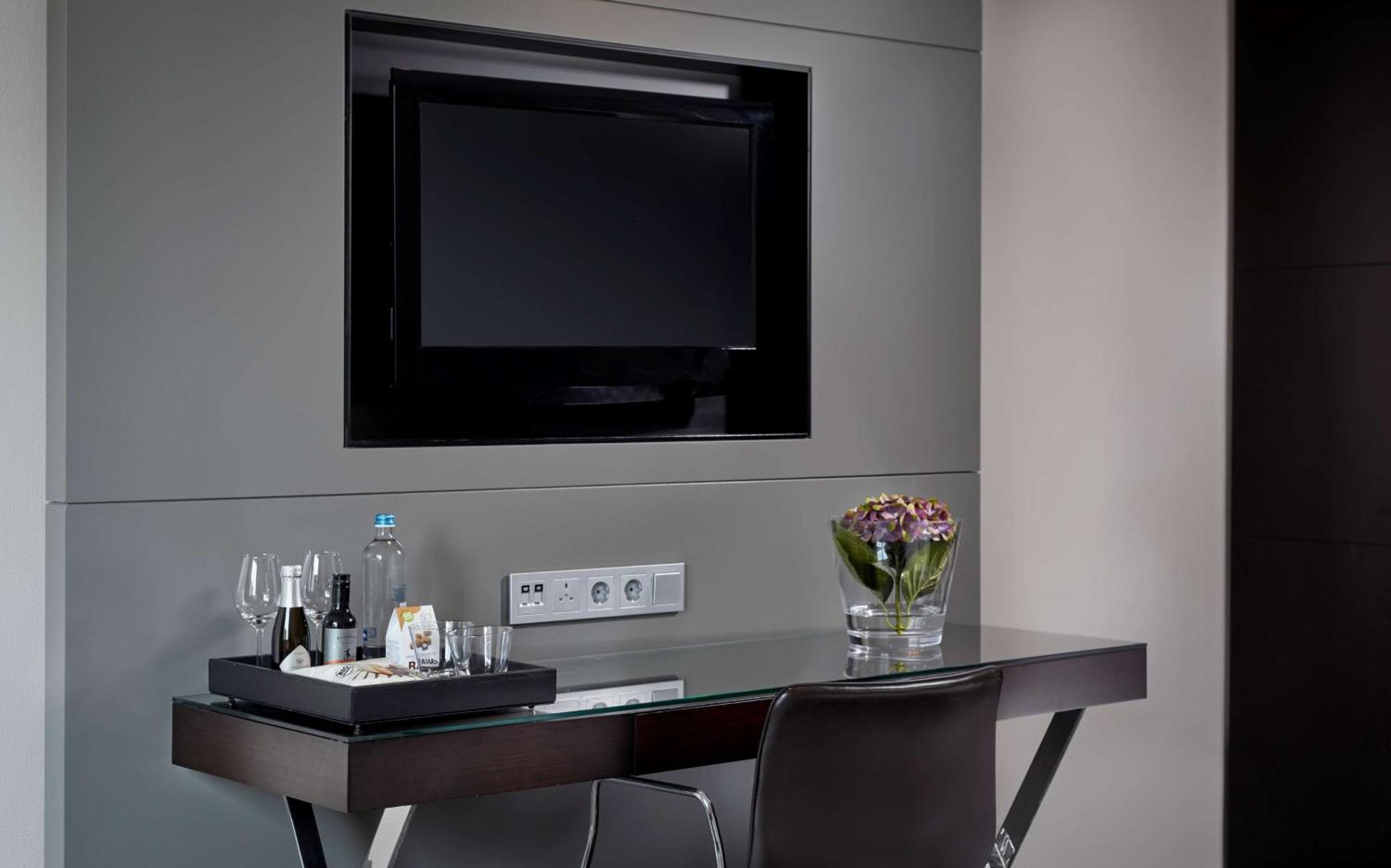 Superior King Room Canal View