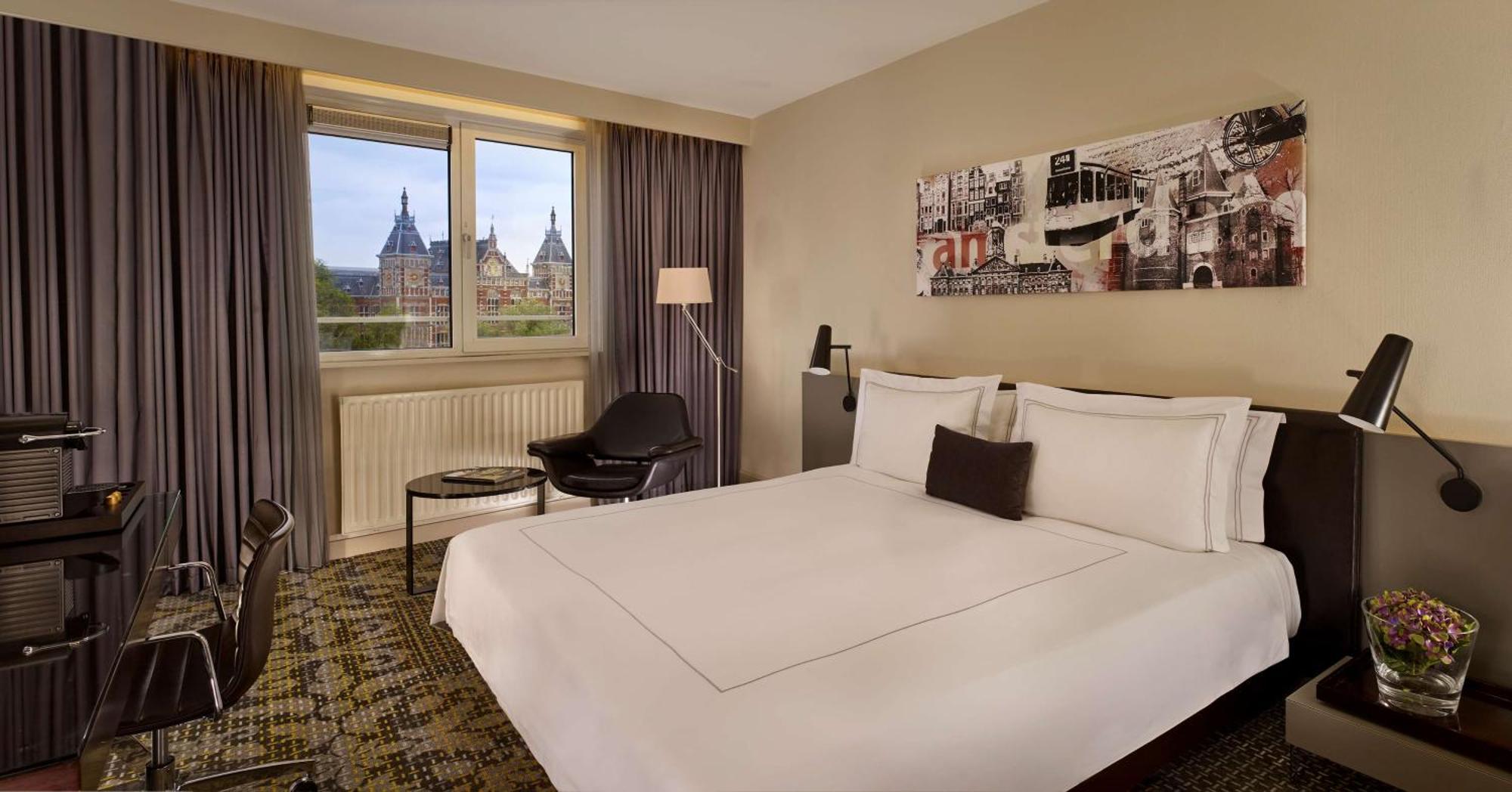 Superior King Room Canal View