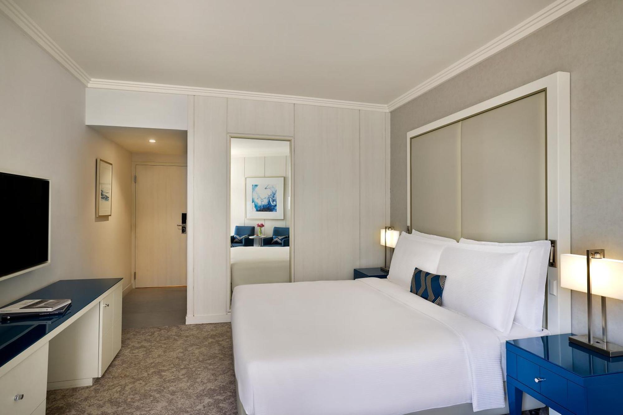 Zimmer mit Meerblick, Balkon und Kingsize-Bett