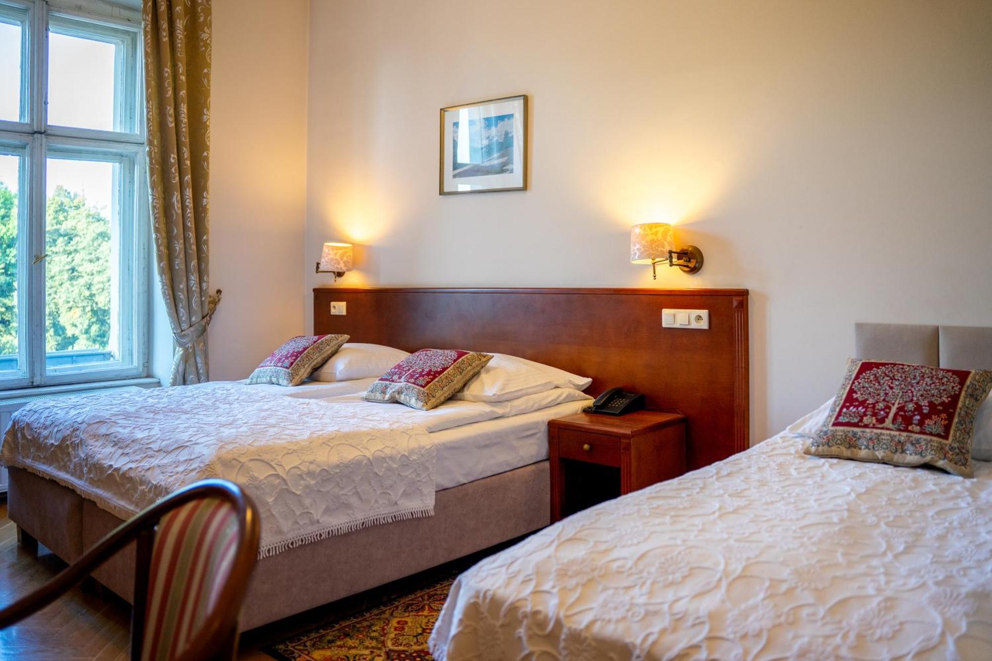 Twin Room,1697800453:JPEG