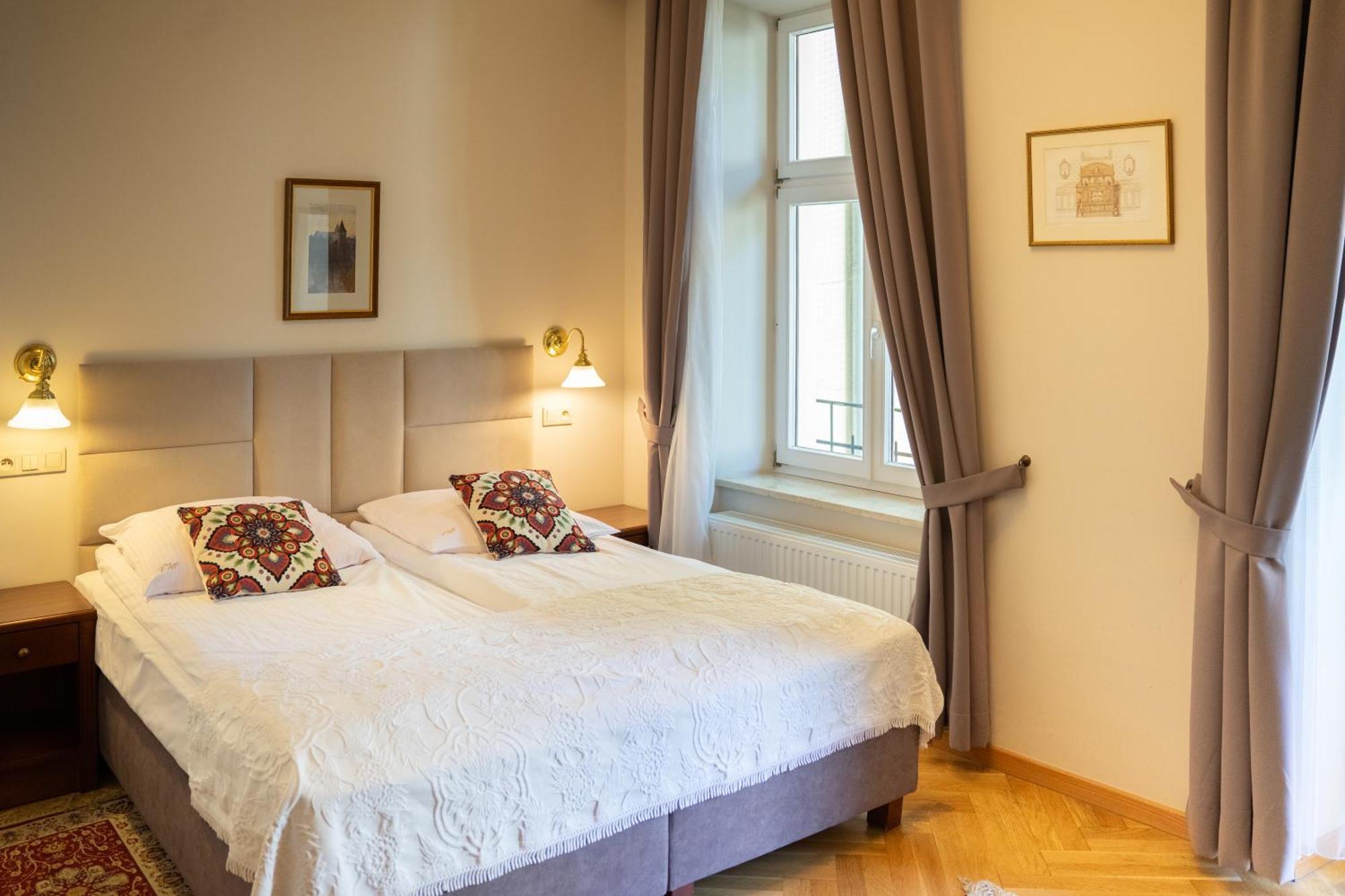 Twin Room,1697800462:JPEG