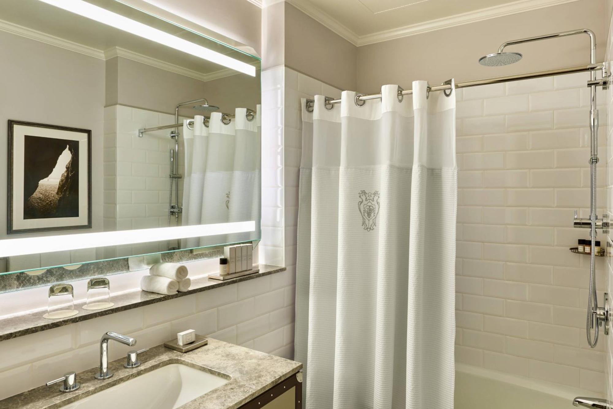 Grand Deluxe Room Larger Guest room 1 King City view,1697820295:JPEG