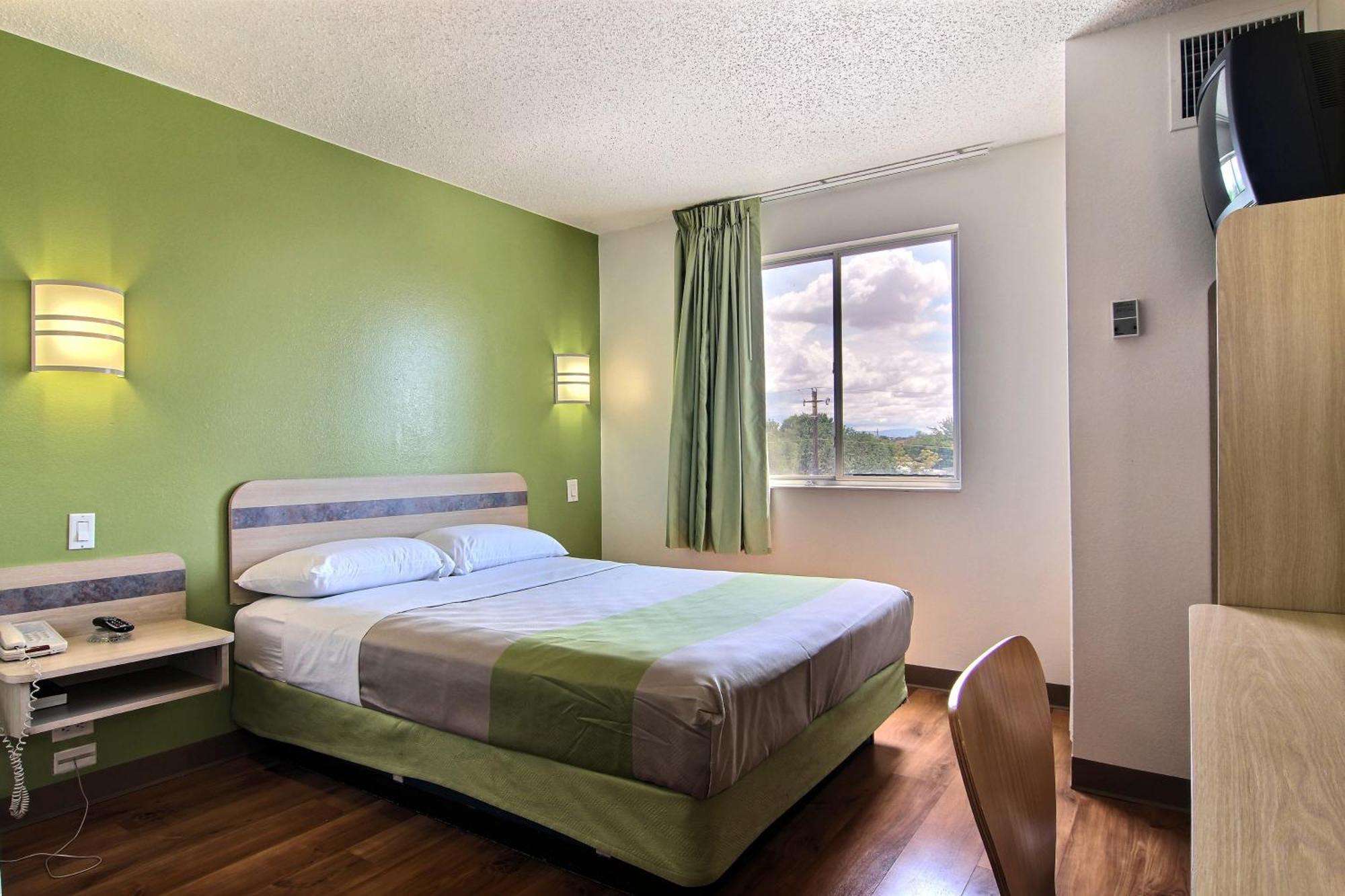Deluxe Queen Room,1697837423:JPEG