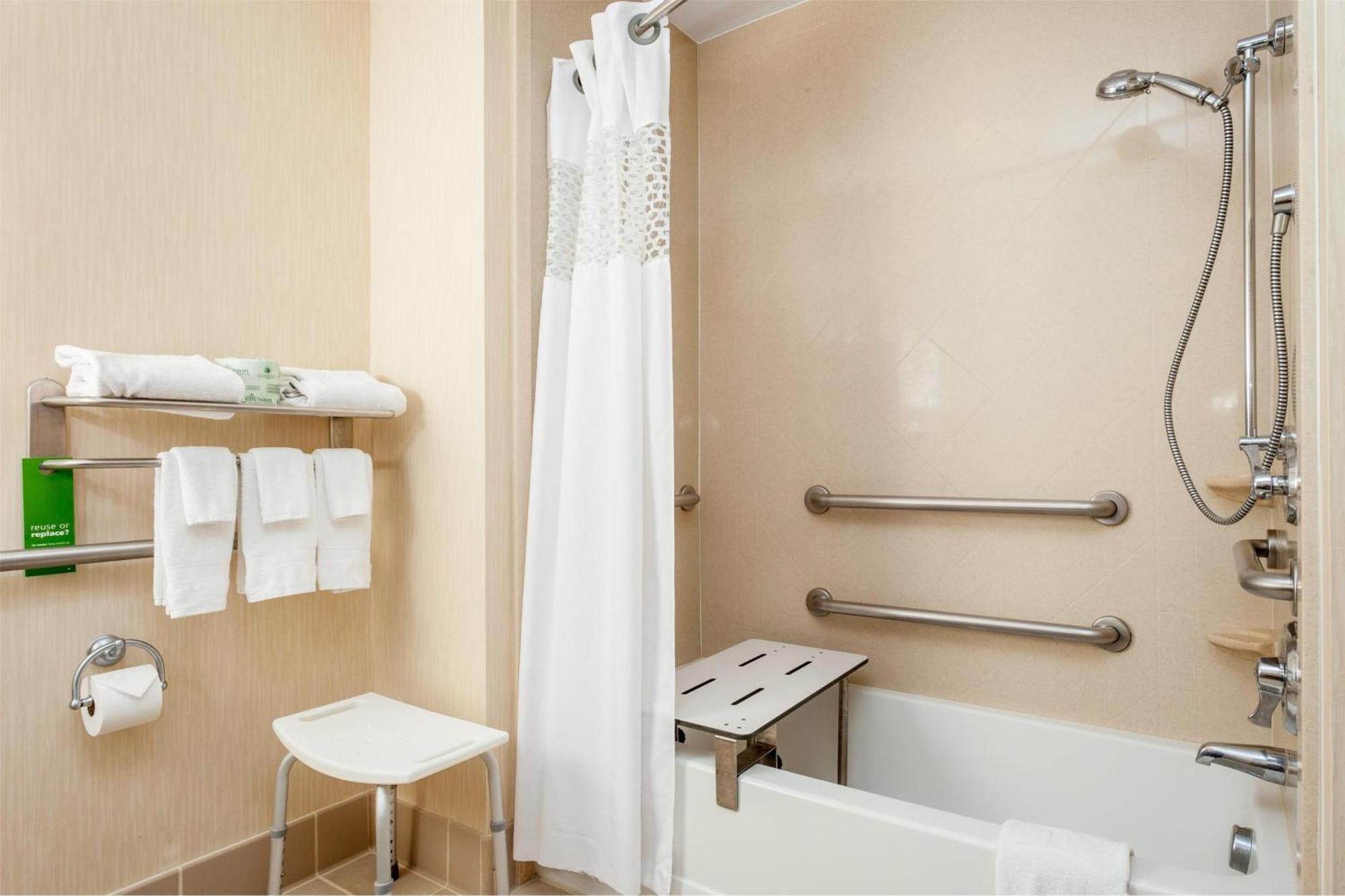 Double Room Two Queen Beds Bath Tub Mobility Access