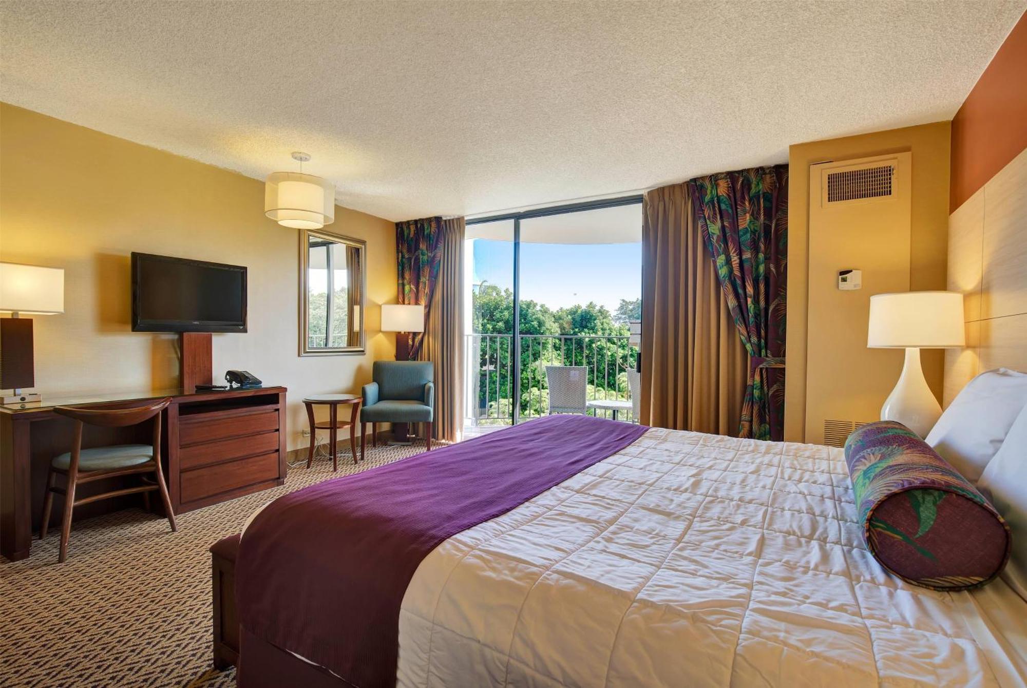 King Room with Roll-In Shower and Banyan View - Mobility/Hearing Access - Non-Smoking