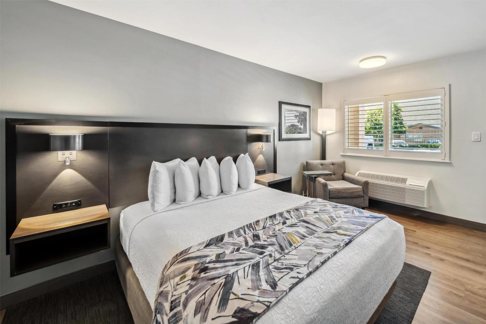 Queen Room Roll Shower Disability Access or Pet Friendly or Non-Smoking