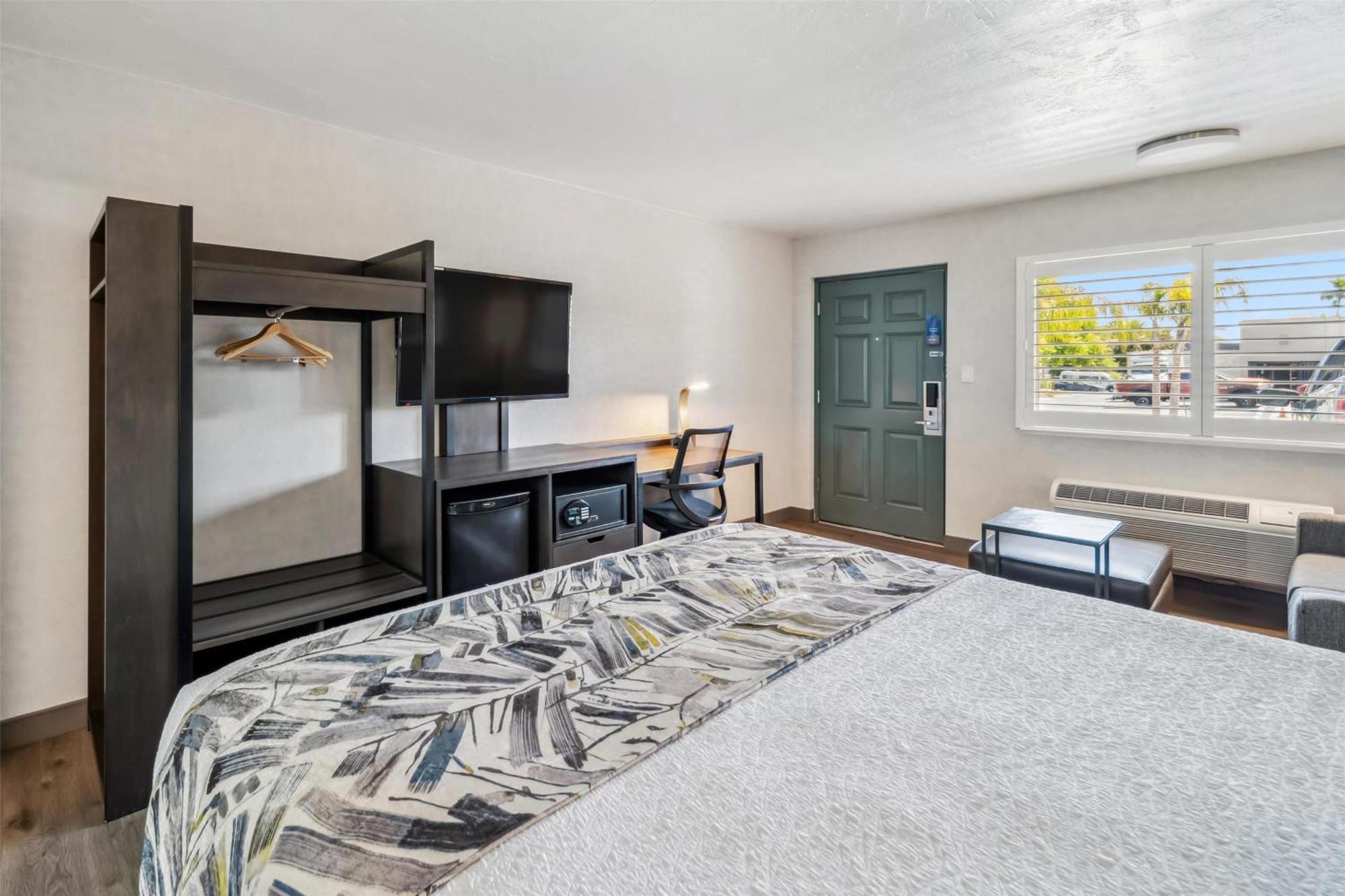 King Room Sofa Bed Pet Friendly or Non-Smoking