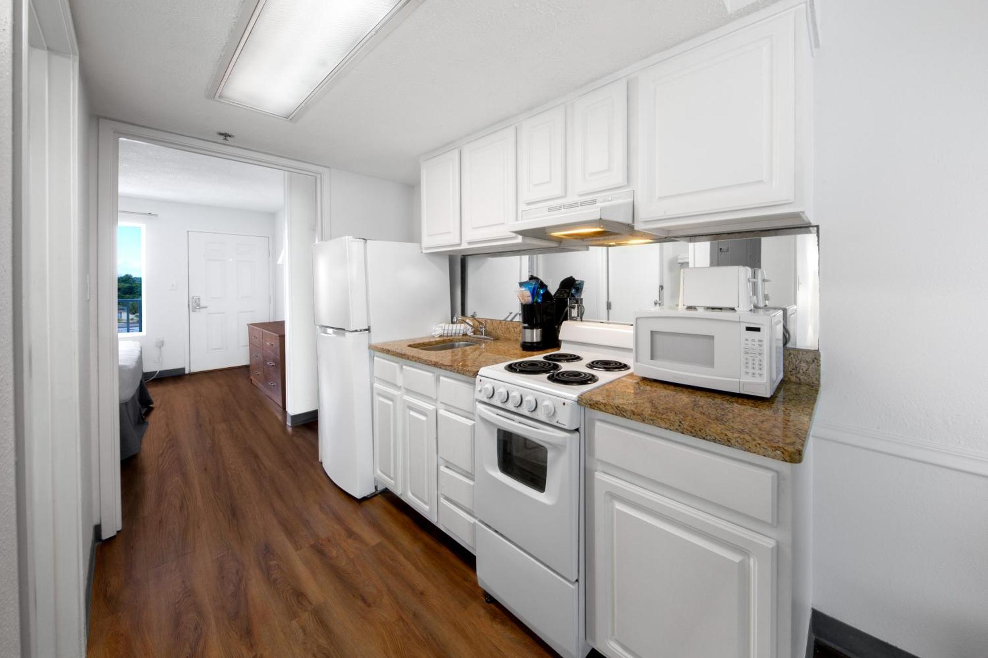 Beachfront Suite King Kitchen