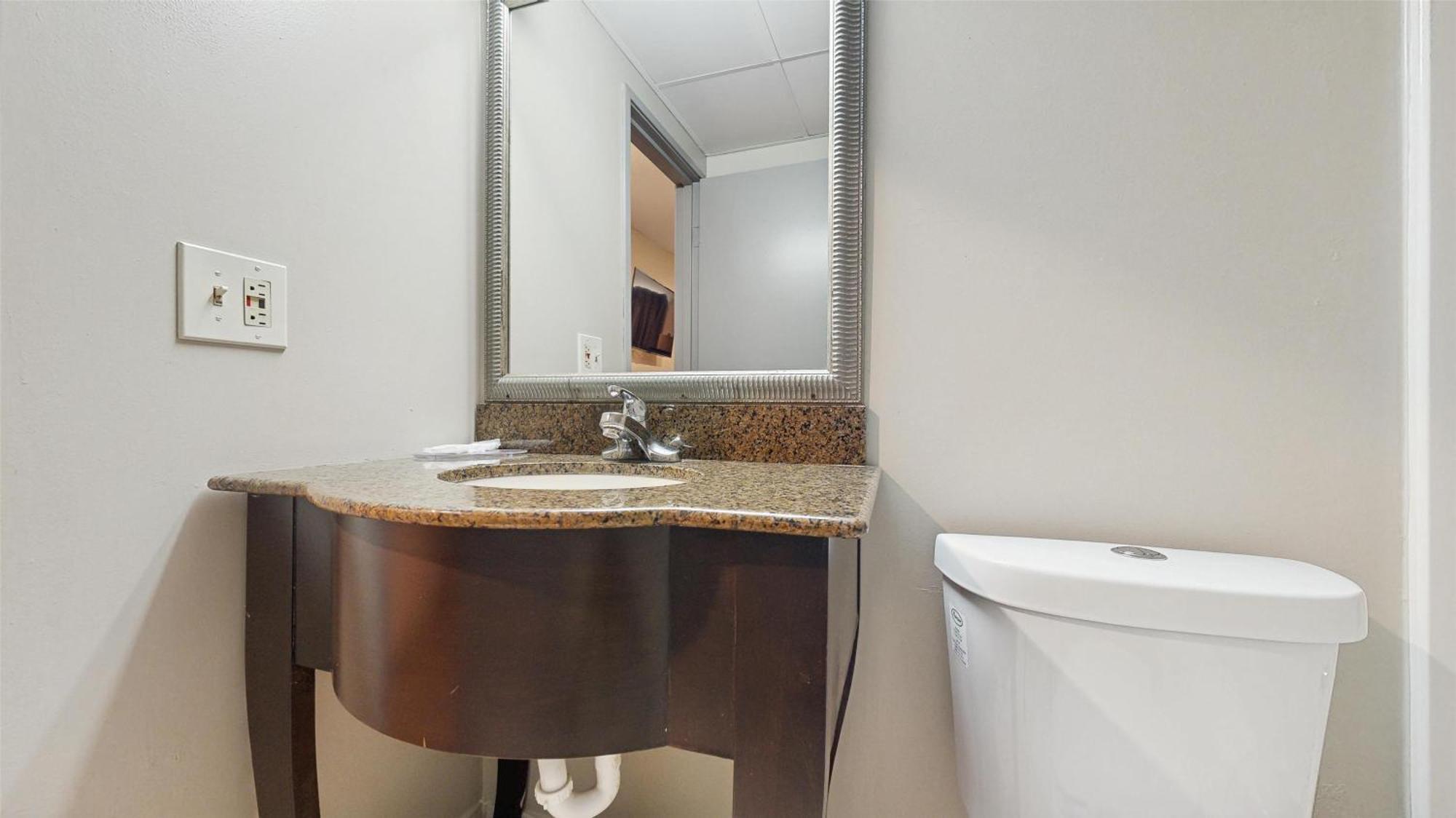 1 Queen Bed, Non-Smoking, Refrigerator & Microwave