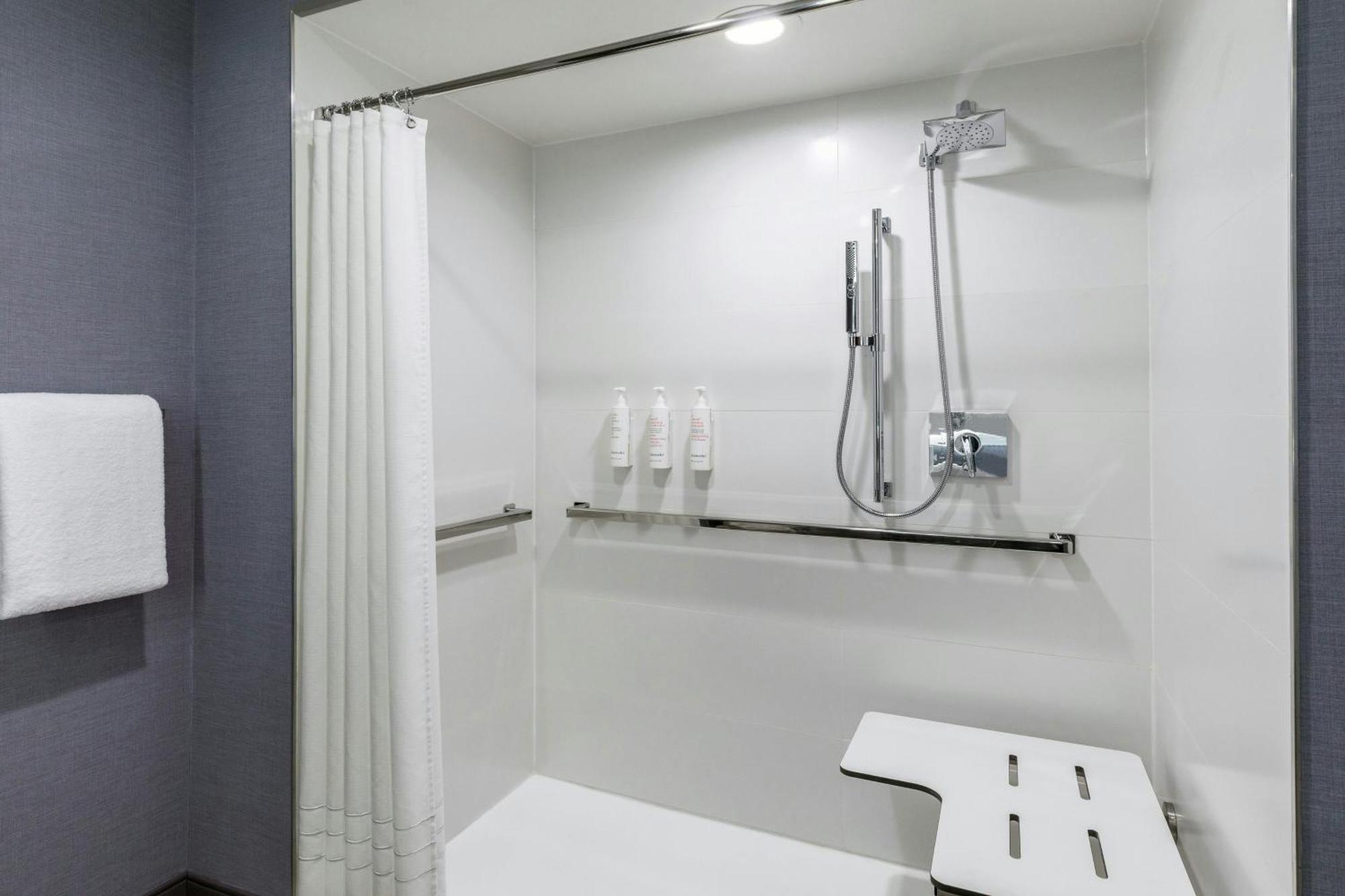 One-Bedroom Luxury King Suite